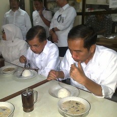 Sebelum Deklarasi, Jokowi-JK Makan Soto Betawi di TIM