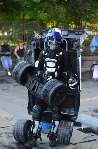 Kocak, Manusia yang Bisa Berubah Menjadi Robot Bumblebee