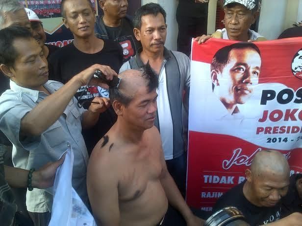 Bersyukur Jokowi Gandeng JK, Simpatisan PDIP di Semarang Gunduli Kepala