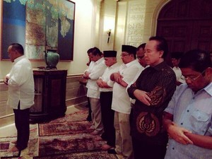 Ical dan Prabowo-Hatta Ternyata Sempat Salat Berjamaah, Begini Suasananya