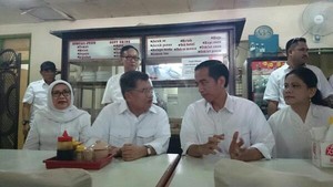 Teriakan Jokowi Presiden Sambut Jokowi-JK di Gedung Joang