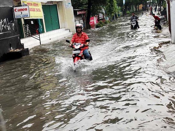 Jalan Menuju Kediaman Rhoma Banjir