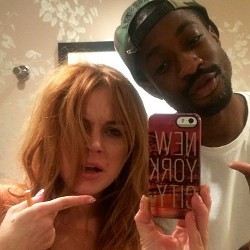 Lindsay Lohan Unggah Foto Topless dengan Seorang Pria