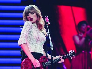 Taylor Swift Ingatkan Pengendara Pakai Sabuk Pengaman