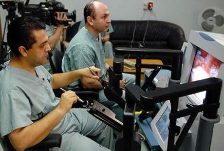 Wah! Dokter Ini Mengoperasi Pasiennya dari Jarak 400 Km