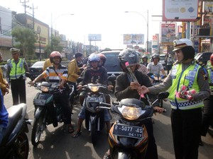 Operasi Simpatik Kepolisian, dari Bagi-bagi Bunga hingga Berpakaian Adat