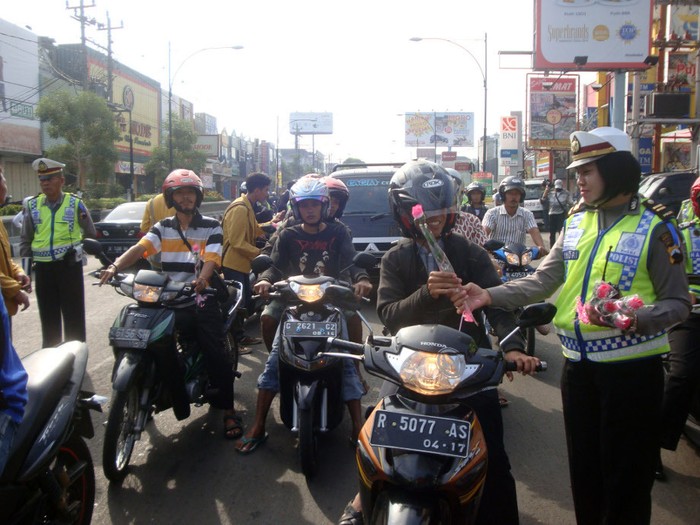 Operasi Simpatik Kepolisian, dari Bagi-bagi Bunga hingga Berpakaian Adat