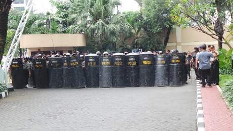 Pendemo Freeport di Plaza 89 Kini Bakar Ban, Polisi Bersenjata Berdatangan