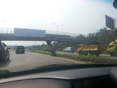 Lagi, Ada Motor Nyelonong Masuk Tol di Bintaro