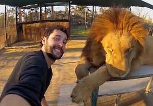 Inikah Selfie Traveling Paling Keren Sedunia?