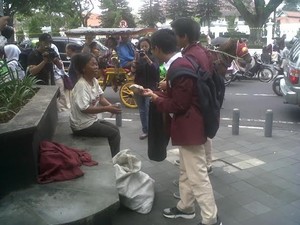 Jempol untuk Pelajar ini, Bagi-bagi Makanan saat Rayakan Kelulusan
