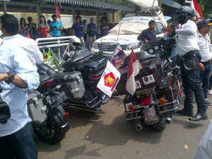 Berdesakan dengan Pendukung, Prabowo-Hatta Jalan Kaki dari Sunda Kelapa ke KPU