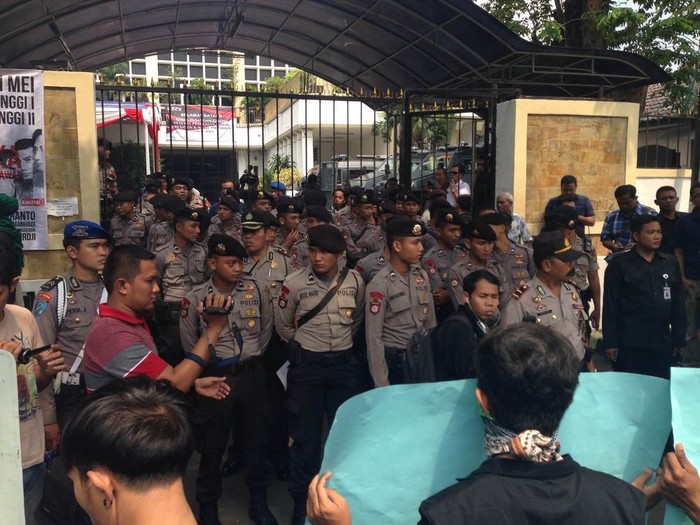 Massa GMM Sambangi KPU Protes Pencapresan Jokowi