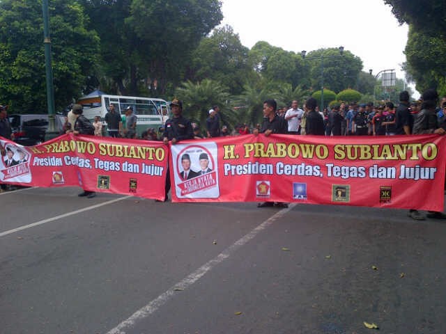 Tak Ada Lambang Golkar di Spanduk Pendukung Prabowo-Hatta