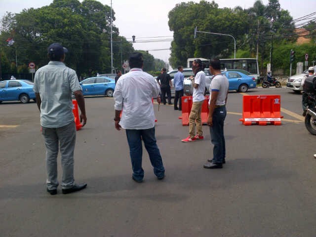 Dikepung Pendukung Prabowo-Hatta, Jalan Imam Bonjol Ditutup