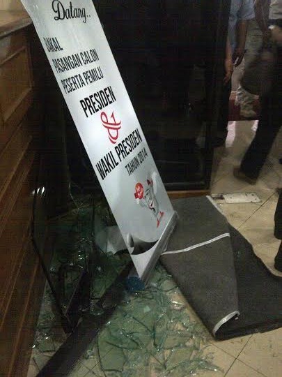Prang! Pintu Kantor KPU Pecah Diterjang Pendukung Prabowo-Hatta