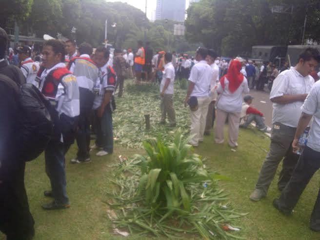 Taman Kota Terinjak-injak Massa Prabowo-Hatta