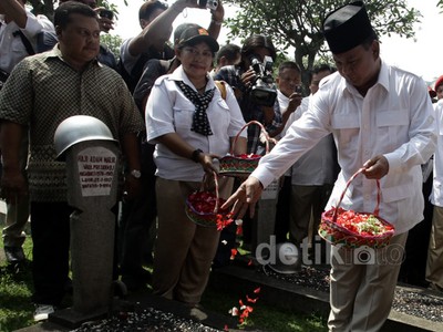 Prabowo-Hatta Ziarah ke TMP Kalibata