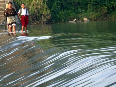 Menyeberangi Sungai untuk Mengikuti UN