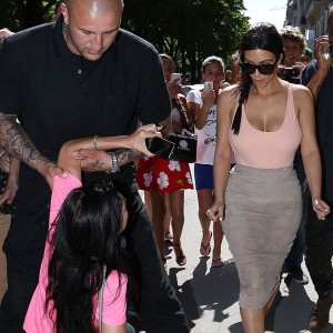 Duh, Remaja Ini Jatuh Saat Motret Kim Kardashian