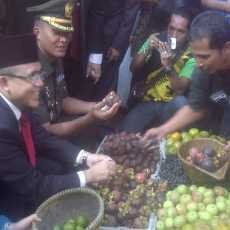 Bupati Anas Bangga Buah Lokal di Pasar Banyuwangi Merajalela