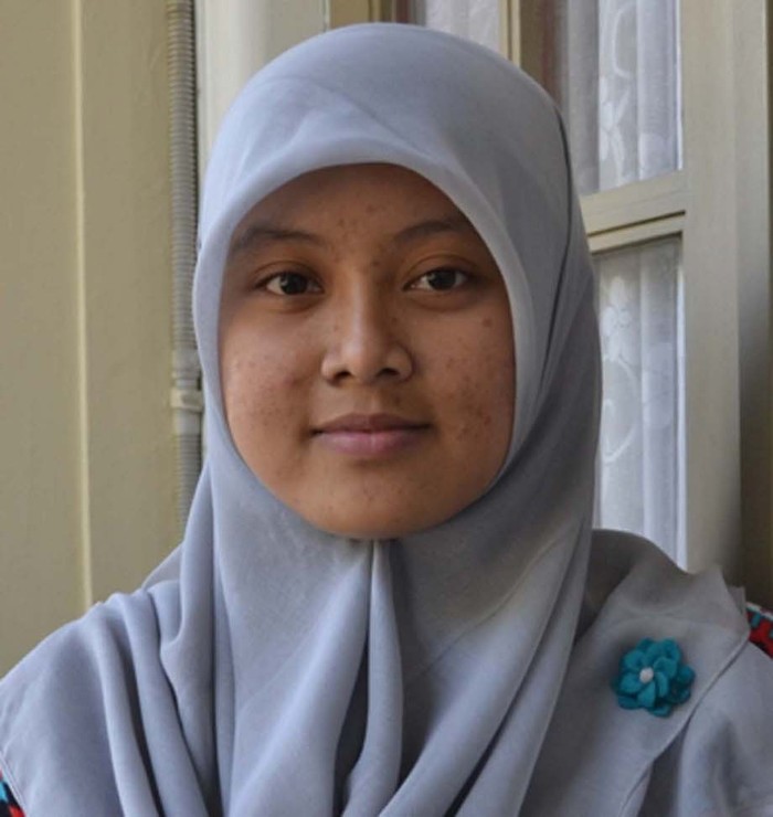 Perjuangan Danik, Anak Tukang Kredit yang Lulus Cum Laude di UGM