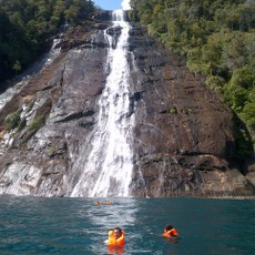 Melihat Pesona Wisata Air Terjun di Pulau Mursala