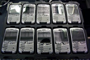 Polisi Bongkar Pabrik BlackBerry dan iPhone Rekondisi di Penjaringan