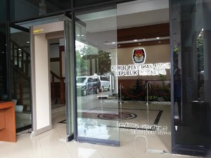 Kaca Pintu KPU yang Pecah oleh Massa Prabowo Dibereskan Cleaning Service