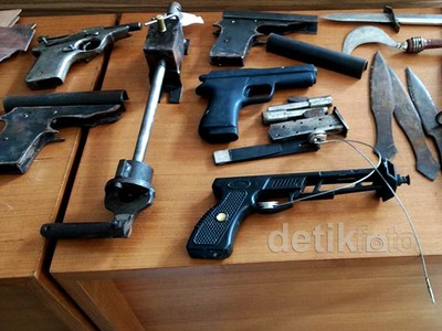 Puluhan Senjata Teroris Diamankan