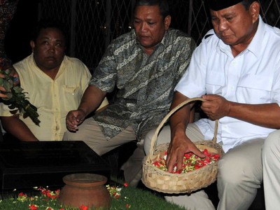 Prabowo Ziarah ke Makam Ayahnya