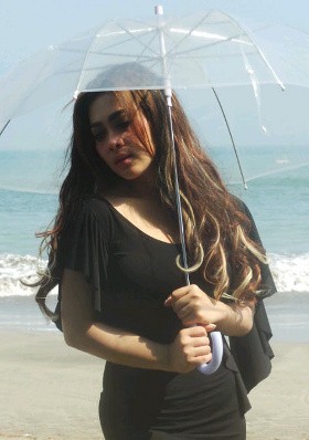 Syuting Video Klip di Anyer, Syahrini Tampil Polos