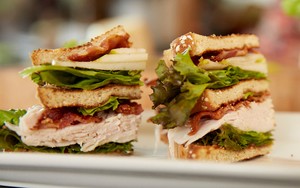 Wanita Ini Dilamar Pacarnya Setelah Membuat 256 Sandwich
