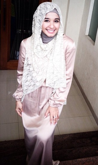Gaya Berhijab si Cantik Laudya Cynthia Bella