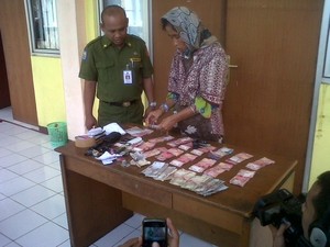 Kena Razia, Ini Penampakan Uang Rp 19 Juta dan Keris Milik Gelandangan Mike
