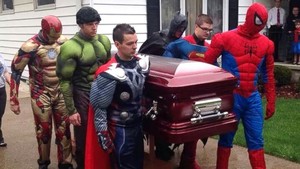 Jenazah Bocah Penderita Kanker Ini Diusung oleh Superhero