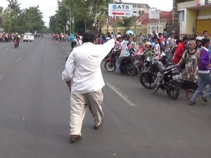 Pria Berbaju Putih yang Dipolisikan karena Bubarkan Tawuran Seorang Guru