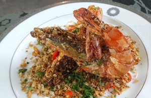 Video Resep: Deep Fried King Prawn with Oatmeal & Garlic