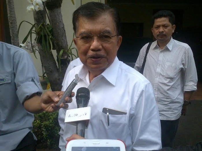 Tampak Bugar, JK Berangkat Menuju Kediaman Jokowi