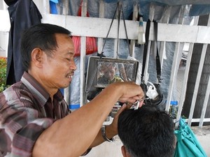 Pak Hasan Tukang Cukur DPR Langganan Para Jenderal
