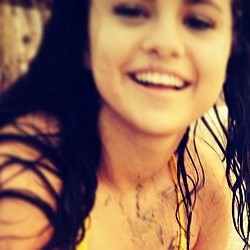 Tegaskan Tak Lagi Depresi, Selena Gomez Pamer Foto Seksi di Pantai