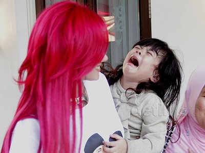 Huaaa... Digendong Mulan Jameela, Shafeea Nangis