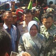 Ratusan Warga Surabaya Dukung Risma Tutup Lokalisasi Dolly dan Jarak