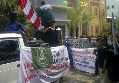 Kantor Dinas Pendidikan Lamongan Didemo Terkait Soal UN Bocor