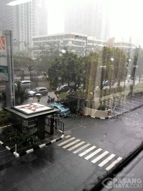 Jakarta Hujan Deras, Jalan Gatot Subroto dan Kuningan Tergenang