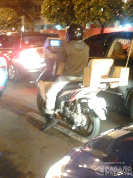 Motor Unik Ini Menyedot Perhatian Pengendara di Taman Menteng