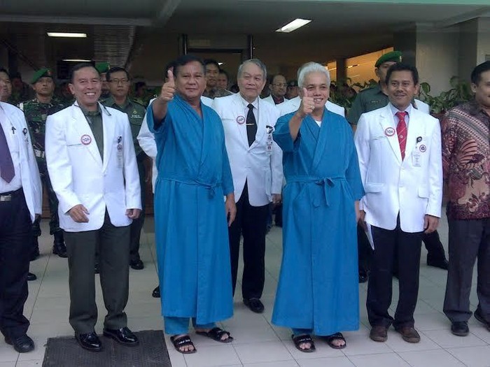 Acungkan Jempol, Prabowo-Hatta Siap Jalani Pemeriksaan di RSPAD