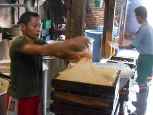 Masam Gurih Hidup Pak Nur Si Buruh Pabrik Tahu Selama 8 Tahun