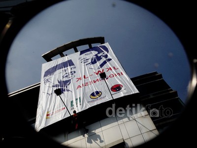 Spanduk Jokowi-JK Hiasi Gedung DPP NasDem