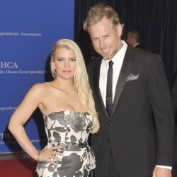 Rayakan 4 Tahun Hubungan, Jessica Simpson Unggah Foto Intim dengan Pasangan